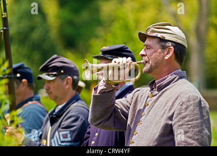 Eine militärische Bugler ertönt der Ruf während Civil War Reenactment bei Yorktown Battlefield in Yorktown, Virginia, USA. Stockfoto