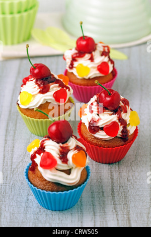 Muffins mit Kirschen. Rezept erhältlich Stockfoto