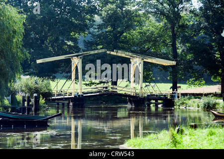 holländische Brücke im Museum unter freiem Himmel in Holland wie die Brücke in Amsterdam Stockfoto