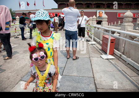 Chinesische Touristen in die himmlischen Tor des Friedens, in der Nähe das Porträt des Vorsitzenden Mao Zedong auf dem Tiananmen Platz, Beijing. Stockfoto