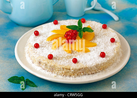 Eiskaffee-Torte mit Joghurt und Pfirsich, Rezept erhältlich. Stockfoto