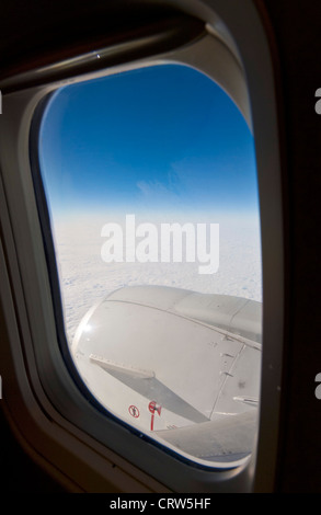 Blick durchs Fenster Flug Flugzeug über dem Flügel Stockfoto