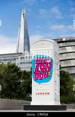 BT-Artbox "Willkommen in London", mit The Shard im Hintergrund. Mehr London Riverside. England Stockfoto