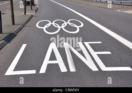 Olympische Fahrspuren auf A30 Schnellstraße, Runnymede, Surrey, England, Vereinigtes Königreich Stockfoto