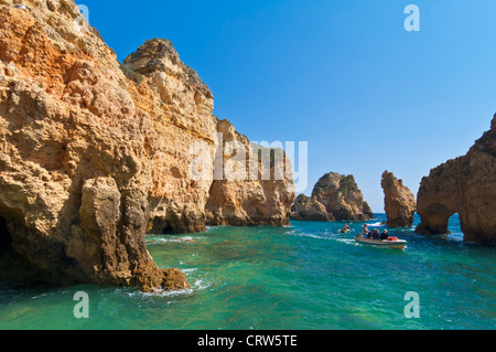 Ausflugsschiff zu den Höhlen am Ponta da Piedade in der Nähe von Lagos Algarve Portugal EU-Europa Stockfoto