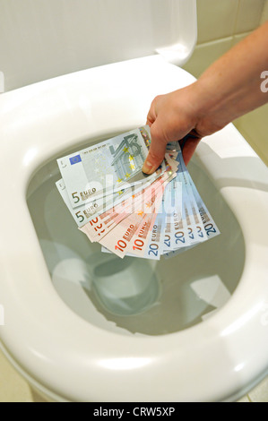 Hinunter die Pfanne eine Auswahl an Euro-Banknoten in 5 s 10er und 20er Jahre zu einer Toilette hinunter gespült werden Stockfoto