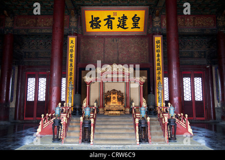 Chinese Imperial Kaisers Thron in der Halle der Harmonie bewahren in die Verbotene Stadt, Beijing. Stockfoto