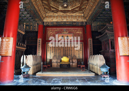 Chinese Imperial Kaisers Thron in die Halle der Union und den Frieden in die Verbotene Stadt, Beijing. Stockfoto