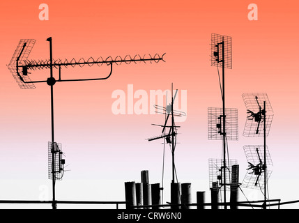 Antennen und Rohre auf dem Dach Stockfoto