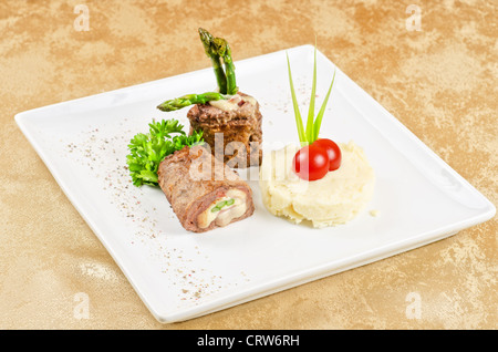Fleisch vom Grill Brötchen vom Rindfleisch mit Mozzarella, Schinken, Spargel und Kartoffelpüree Stockfoto