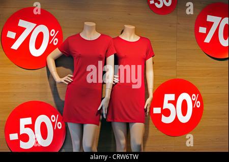 Rabatt bemerkt zeigt Abzüge im Schaufenster der Bekleidungsgeschäft während der Sommerschlussverkauf in Einkaufsstraße Stockfoto