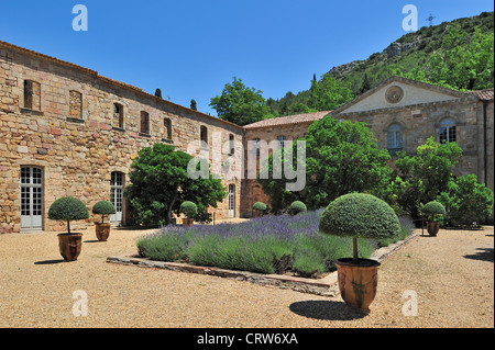 Innenhof der Abtei Abbaye Sainte-Marie de Fontfroide, Zisterzienserkloster im Languedoc, Pyrenäen, Frankreich Stockfoto