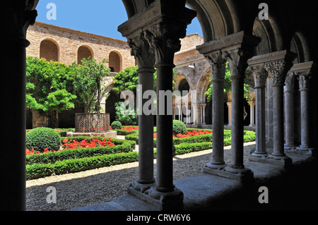 Kloster und Brunnen in der Abtei Abbaye Sainte-Marie de Fontfroide Zisterzienserkloster im Languedoc, Pyrenäen, Frankreich Stockfoto