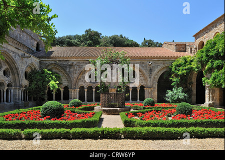 Kloster und Brunnen in der Abtei Abbaye Sainte-Marie de Fontfroide Zisterzienserkloster im Languedoc, Pyrenäen, Frankreich Stockfoto