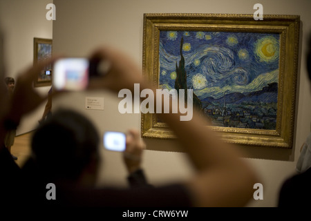 Besucher auf der New Yorker Museum of Modern Art (MOMA) fotografieren Sternennacht von Vincent Van Gogh Stockfoto