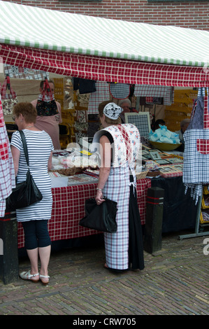 SPAKENBURG, HOLLAND - AUGUST 03: unbekannte Frau in Originalkleidung auf dem Markt, an den traditionellen Spakenburg Stockfoto