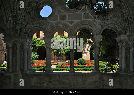 Kloster und Brunnen in der Abtei Abbaye Sainte-Marie de Fontfroide Zisterzienserkloster im Languedoc, Pyrenäen, Frankreich Stockfoto