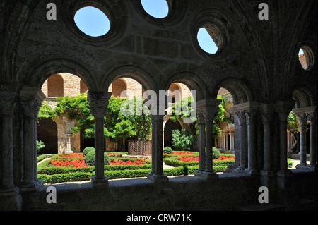 Kloster und Brunnen in der Abtei Abbaye Sainte-Marie de Fontfroide Zisterzienserkloster im Languedoc, Pyrenäen, Frankreich Stockfoto