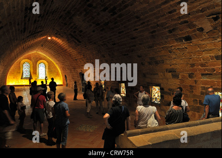 Schlafsaal in der Abtei Abbaye Sainte-Marie de Fontfroide, ehemaligen Zisterzienserklosters im Languedoc, Pyrenäen, Frankreich Stockfoto