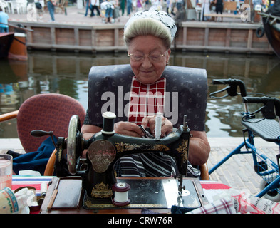 Frau in Tracht in Holland Stockfoto