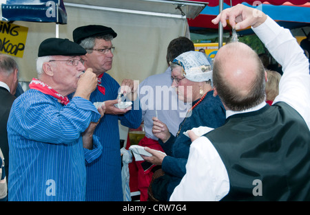 Mann in Holland im niederländischen Originalkostüm Essen haring, Stockfoto