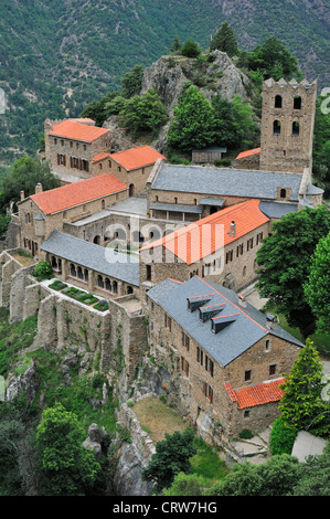 Benediktiner-Abtei Saint-Martin-du-Canigou, in den Bergen der Canigou am Casteil in Pyrénées-Orientales, Pyrenäen, Frankreich Stockfoto