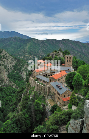 Benediktiner-Abtei Saint-Martin-du-Canigou, in den Bergen der Canigou am Casteil in Pyrénées-Orientales, Pyrenäen, Frankreich Stockfoto