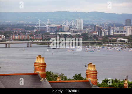 Das Millennium Stadium, der A4232 Straße in Cardiff Bay von Penarth, South Wales gesehen Stockfoto