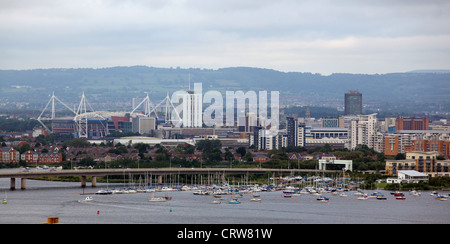 Das Millennium Stadium, der A4232 Straße in Cardiff Bay von Penarth, South Wales gesehen Stockfoto