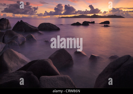 Wolken über der Baie Ste Anne bei Sonnenuntergang vom Nordende von La Digue auf den Seychellen gesehen Stockfoto