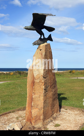 Osprey-Skulptur mit Fisch im Maul außerhalb Spey Bay Dolphin Centre in Morayshire, Schottland Stockfoto