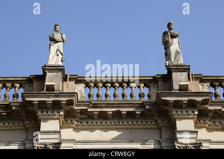 Glasgow Evangelical Church Detail zeigt 2 Evangelisten Statuen, entworfen von Architekt John Honeyman, gebaut 1878-1880, Cathedral Square, Schottland, Großbritannien Stockfoto