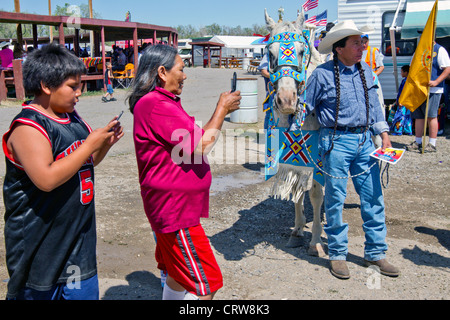 Fort Washakie, Wyoming - Frauen und jungen, die ein Teilnehmer an einer Parade in den indischen Tagen zu fotografieren. Stockfoto