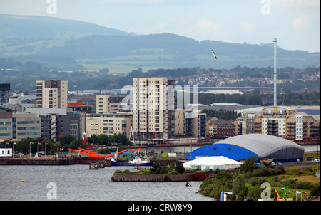 High-Rise Wohnblöcke in Cardiff Bay von Penarth, South Wales gesehen Stockfoto