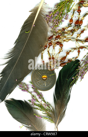 Heather, Federn und alt Medaillon Stockfoto