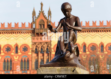 Bronzestatue von Pied Piper auf Glasgow Green mit der ehemaligen Templeton Carpet Factory im Hintergrund, Glasgow, Schottland, Großbritannien Stockfoto