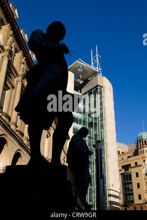 Statuen von James Watt und John Harrison, Silhouette in Leeds City Square. Stockfoto