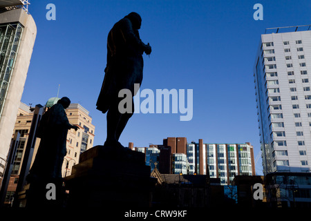 Statuen von James Watt und John Harrison, Silhouette in Leeds City Square. Stockfoto