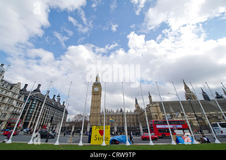 Die letzte von den Protestierenden lagerten in Parliament Square gegenüber der Houses of Parliament, Westminster, London. Stockfoto