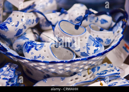 Porzellan-Clogs in Amsterdam-Shop. Stockfoto