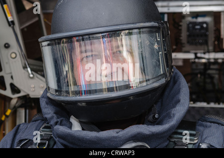 Mann, bombensicher Anzug und Helm wie von Bomb Squad ATOs verwendet. Stockfoto