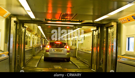 Auto fahren aus dem Kanal-Tunnel-Shuttle von England nach Frankreich Stockfoto