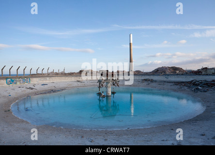 Die kürzlich abgerissen Steetley Magnesit arbeitet nördlich von Hartlepool, mit Schornstein im Hintergrund. Stockfoto