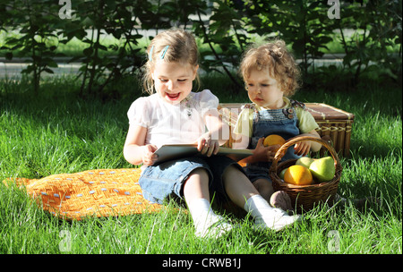 Zwei kleine schöne Mädchen Stockfoto