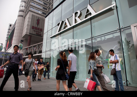 Käufer außerhalb Joy City Shopping Mall in Xidan-Viertels, einem der wichtigsten Geschäftsviertel in Peking. Stockfoto