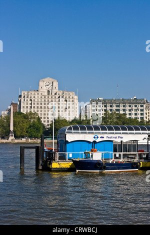 Festival Pier Riverboat terminal auf der Themse mit Klasse 2 aufgeführten Art-Deco-Shell Mex Haus im Hintergrund South Bank London Stockfoto