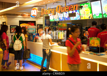 Menschen in einem westlichen Fast-Food-Restaurant im Inneren Joy City Shopping Mall in Xidan Bezirk. Stockfoto