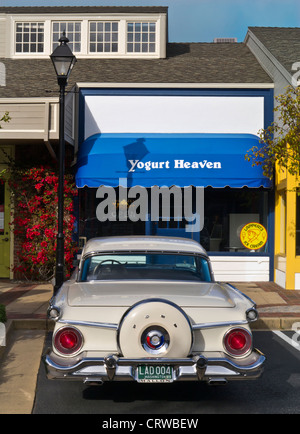 50er Jahre parkten Ford Fairlane Skyliner amerikanische Oldtimer motor im Carmel Kalifornien USA Stockfoto