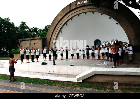 Gruppe von Thai jungen und Mädchen spielen in einer Blaskapelle in Bangkok Lumpini Park. Stockfoto