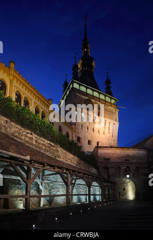 Uhrturm in der mittelalterlichen Stadt Sighisoara, Rumänien in der Nacht Stockfoto